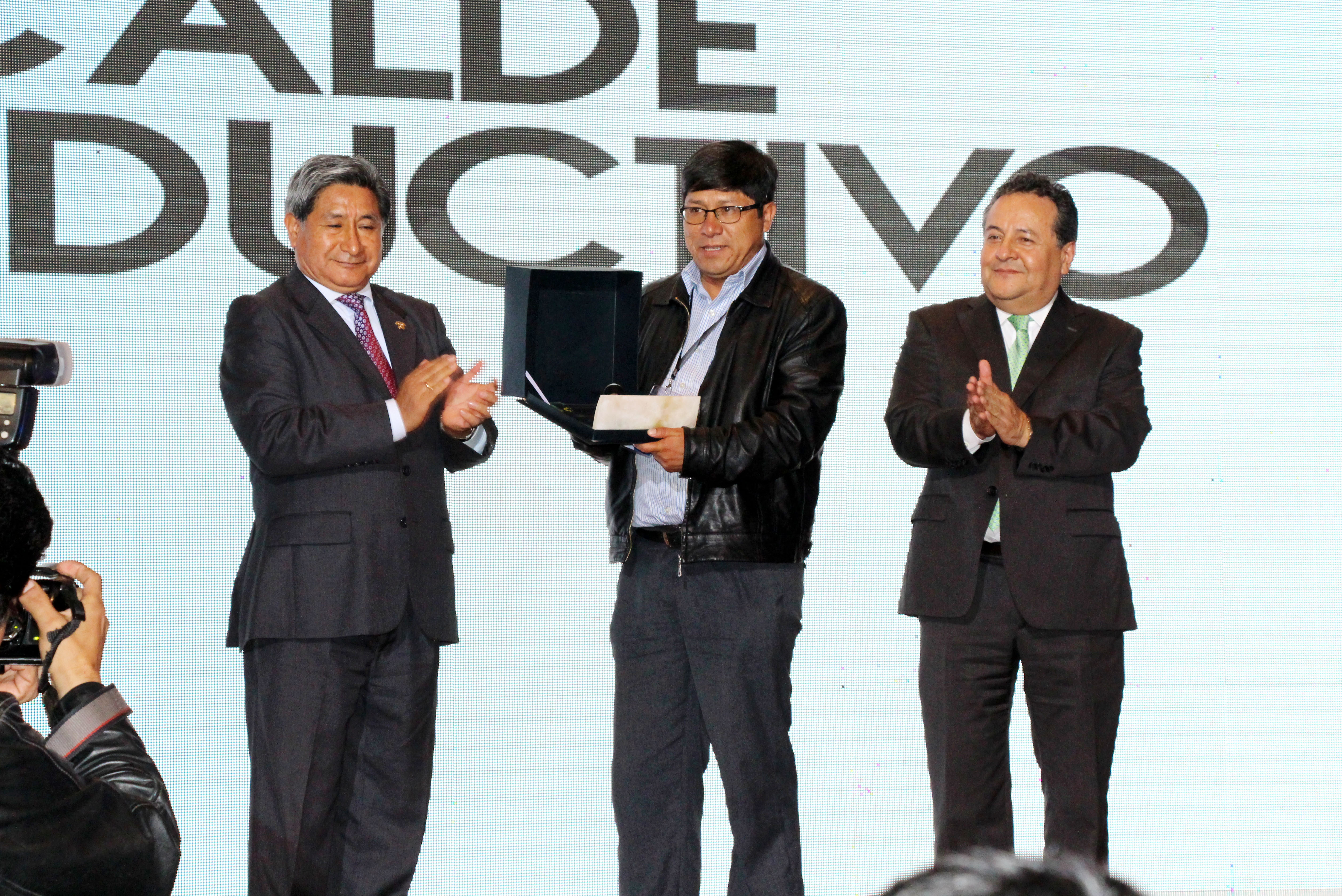 Alcalde Eloy Alzamora recibió reconocimiento como "Alcalde Productivo 2015"