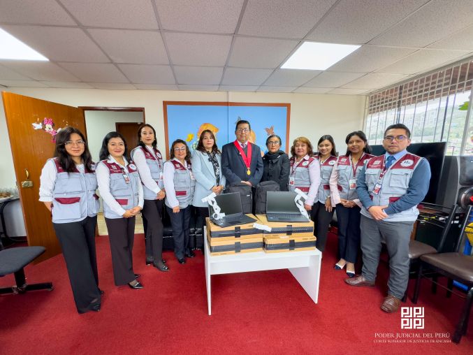 Huaraz: titular de la CJAN entregó laptops al equipo multidisciplinario