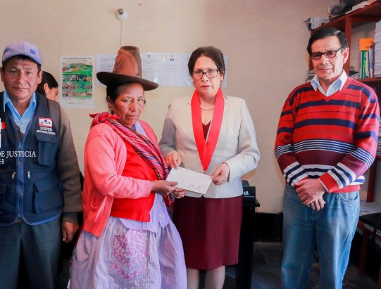 Carhuaz: titular de la Corte de Justicia de Áncash entrega a domicilio depósitos judiciales a beneficiarias 