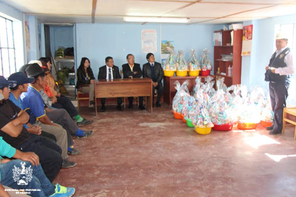 Huaraz:municipio entregó canastas navideñas a trabajadores del botadero Carhuash- Jirca