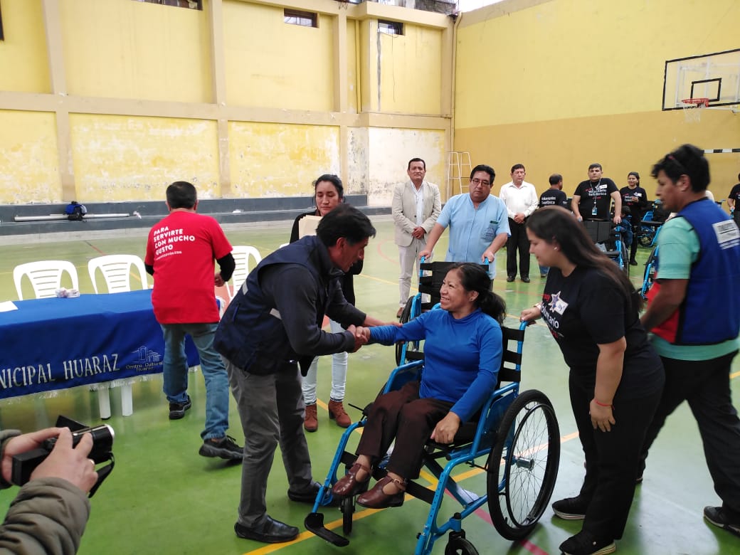 Municipalidad de Huaraz entregó 21 sillas de ruedas a personas con discapacidad