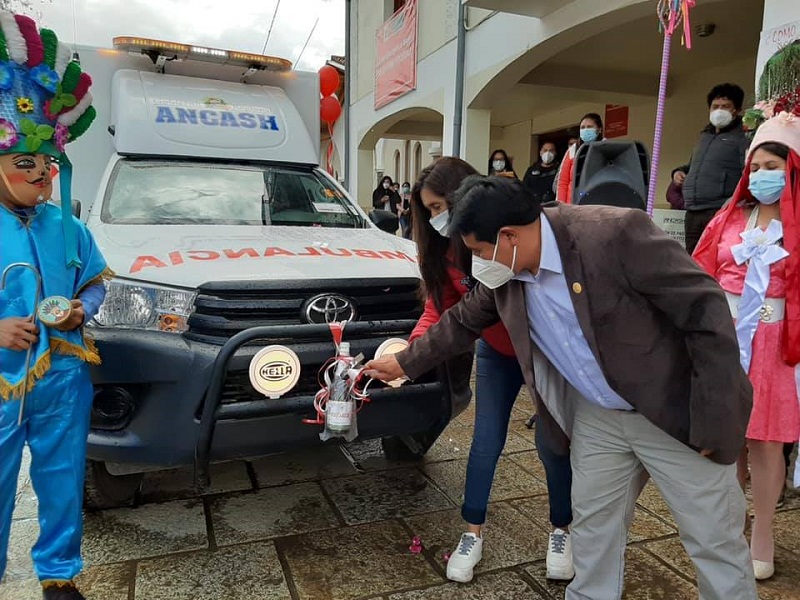 Entregan ambulancias para los hospitales de Huari y San Luis