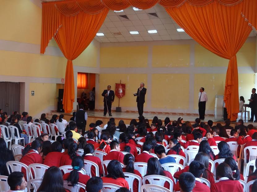 Dirección de Cultura entregó cartas de Mariscal Luzuriaga a colegio que lleva su nombre en Huaraz