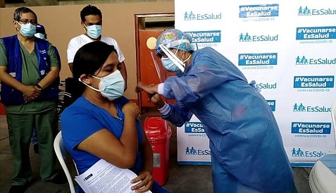 Personal de EsSalud Áncash recibe la segunda dosis de vacuna contra el covid-19