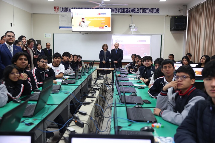 Presentan plataformas "Mi Carrera" y "Capacíta-T" a estudiantes de secundaria  