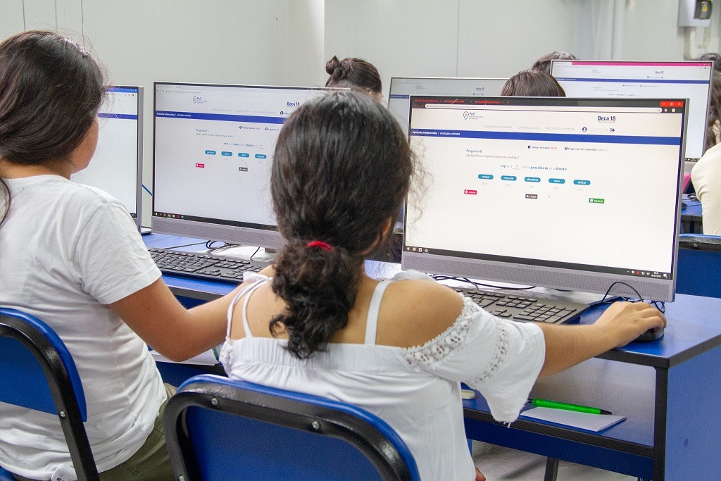 El 64 % de postulantes al concurso Beca 18 son mujeres 