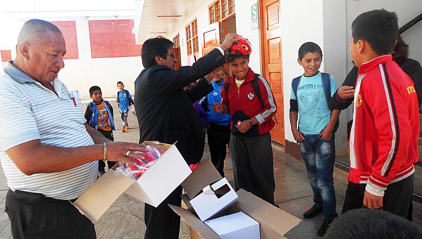 Estudiantes de Huayllan reciben cascos de protección y chalecos