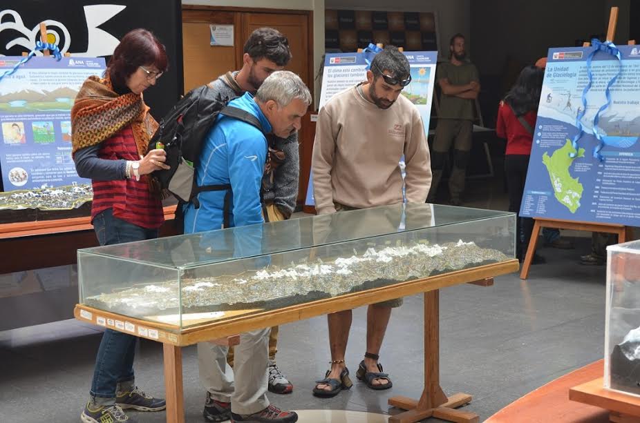 Maquetas y paneles sobre glaciares se exponen en el Centro Cultural de Huaraz