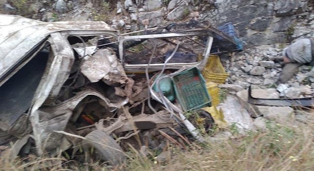 Tragedia: cinco integrantes de una familia mueren al caer combi a un abismo en Pallasca