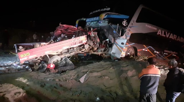 Tragedia en Huarmey: 3 muertos en violento choque frontal entre un bus y un camión