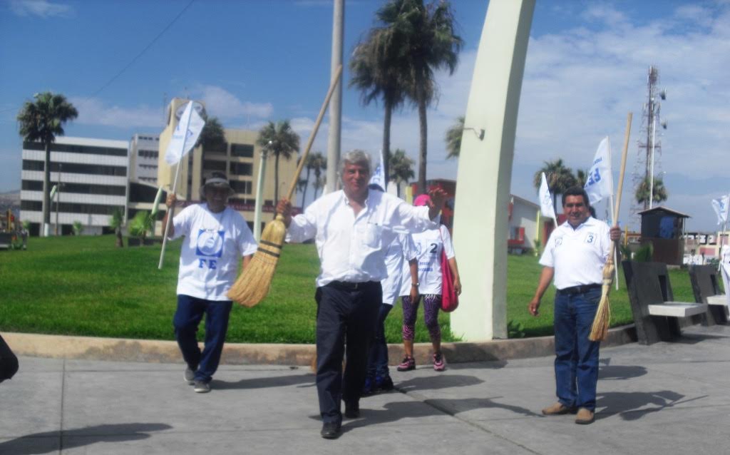 Candidato Fernando Olivera en gira proselitista en Chimbote