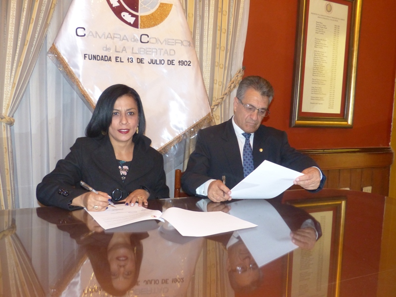 Perú en Línea y Cámara de Comercio de La Libertad sellan alianza con firma de convenio