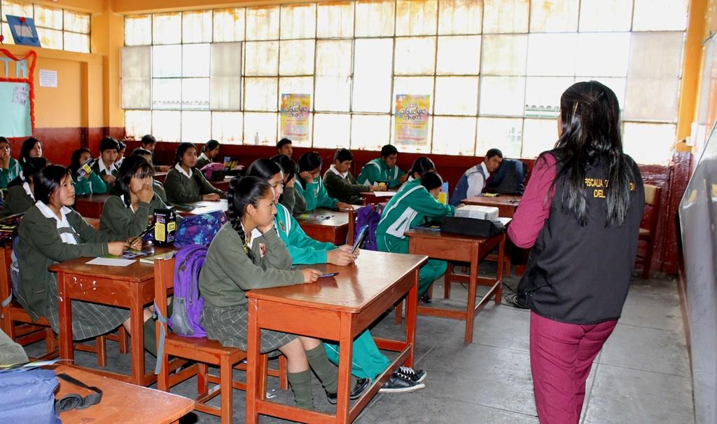 Fiscales llevan charlas informativas a diferentes colegios de Huaraz
