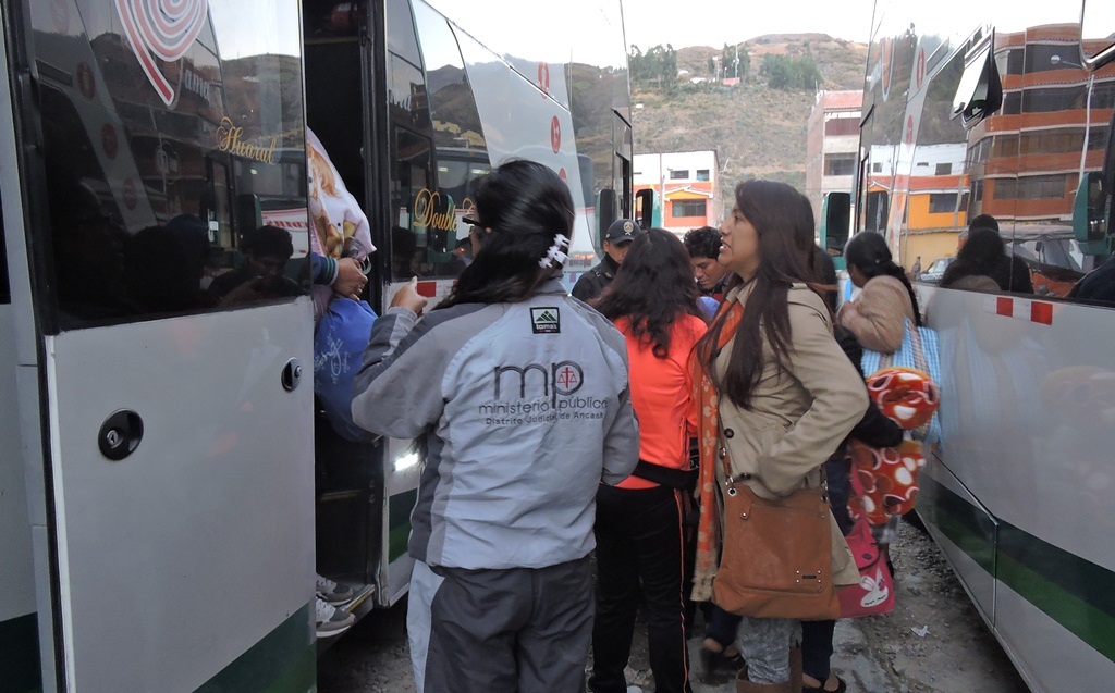 Fiscalía de familia realiza operativo a buses interprovinciales