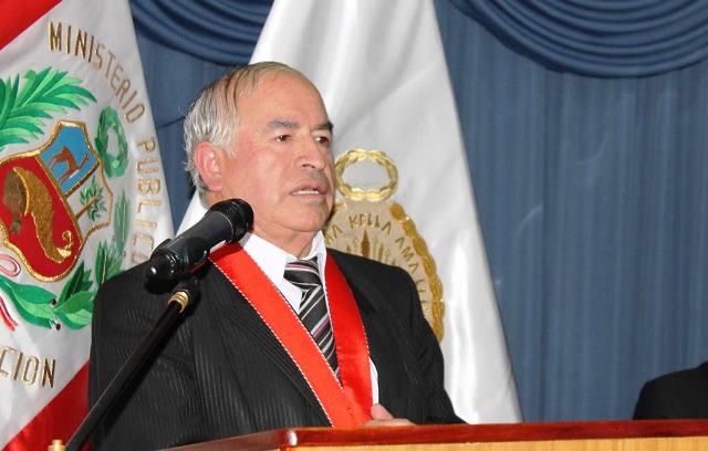 Fiscal superior Juan Reyes Aguirre recibe homenaje por 37 años de servicio