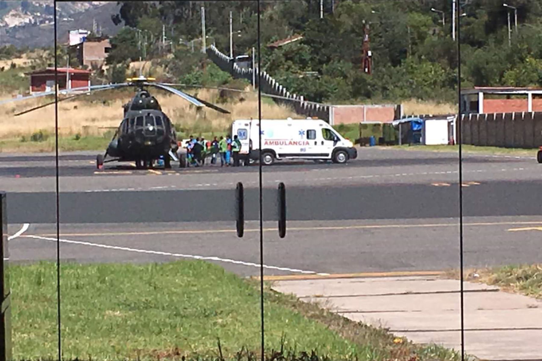 Helicóptero FAP traslada a dos heridos por explosión de taller de pirotécnicos en Chacas