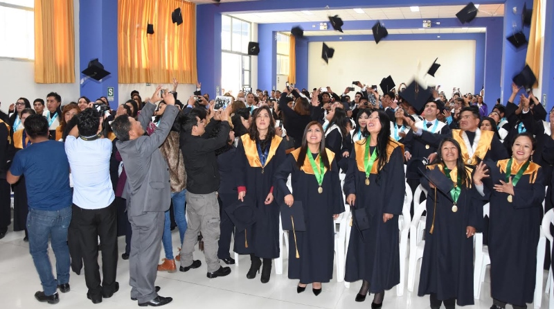 Nuevos bachilleres y licenciados sampedranos en Huaraz