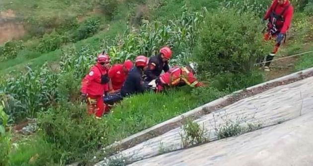 Cuatro miembros de una familia salvan de morir al volcar su vehículo en la carretera Casma-Huaraz