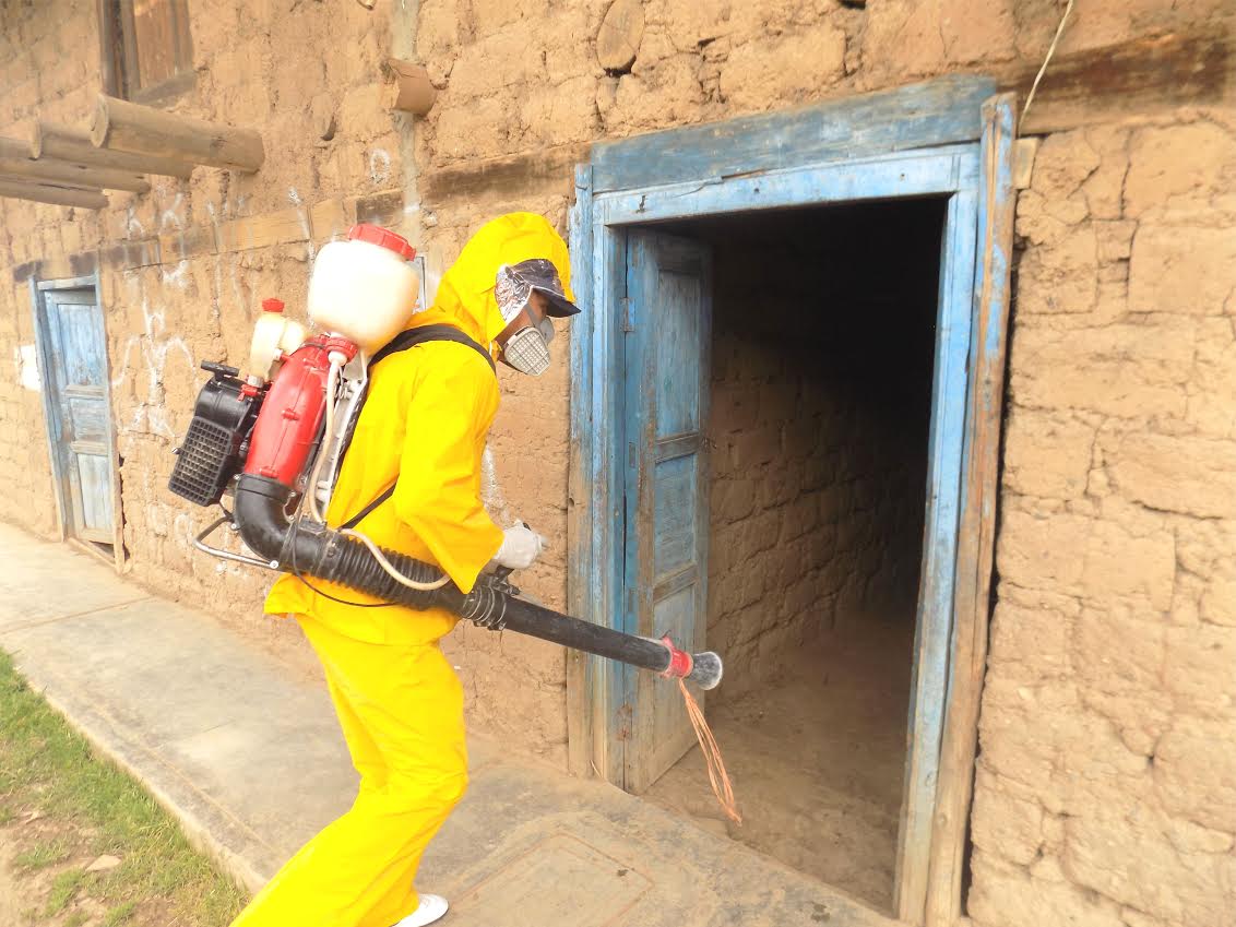 Red de Salud Norte y Municipalidad de Conchucos fumigan contra la uta en Pampas