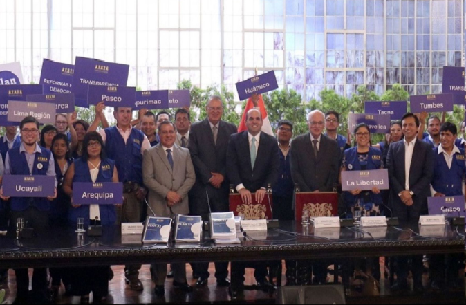 Firmas a favor de la reforma fueron entregadas en Palacio de Gobierno por coordinadores regionales de Transparencia