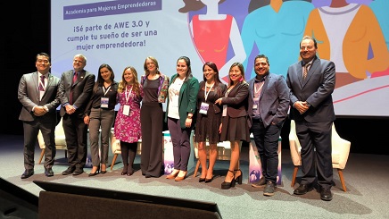 Más de 300 emprendedoras de 19 departamentos del Perú participaron del programa AWE 2022