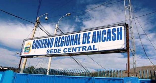 Huaraz:Trabajadores de hospital Eleazar Guzmán Barrón se encadenan en sede regional de Áncash