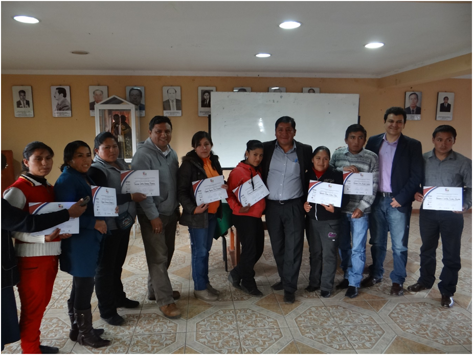 Grupo de jóvenes de Cátac reciben diplomas del programa “Haz realidad tu negocio”