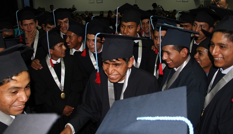 Siete jóvenes huaracinos se graduaron con “Beca 18”