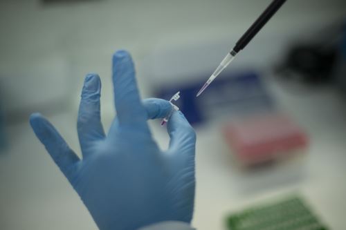 Pfizer empezó a trabajar versión de la vacuna anticovid contra la variante ómicron