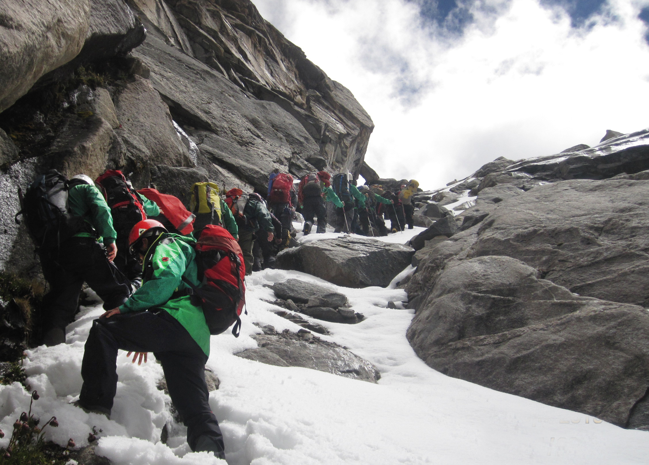 Dieciocho guías participan en rescate de dos andinistas extranjeros en nevado Tocllaraju