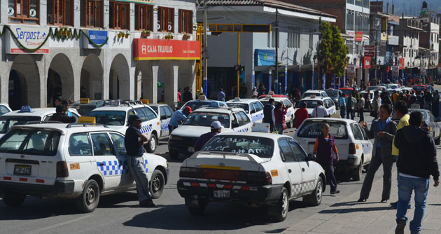 Transportistas realizan plantón frente a municipio