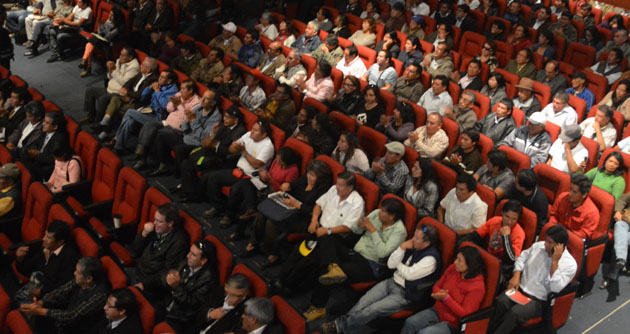 Presidente de la Corte Superior y congresista María López reciben pifias