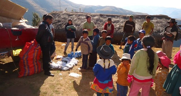 Ministerio de la Mujer entrega ropa de abrigo en Áncash