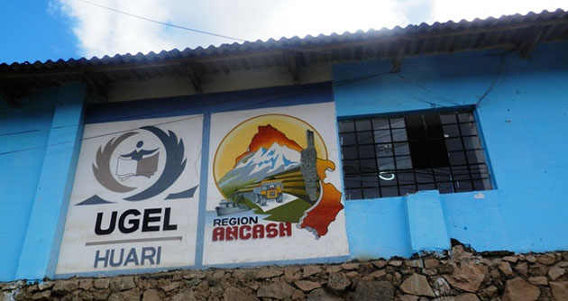 Docentes toman local de Ugel Huari y exigen renuncia de directora