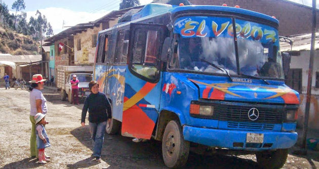 Huaylas: Un muerto y más de 20 heridos tras vuelco de bus de la empresa El Veloz.