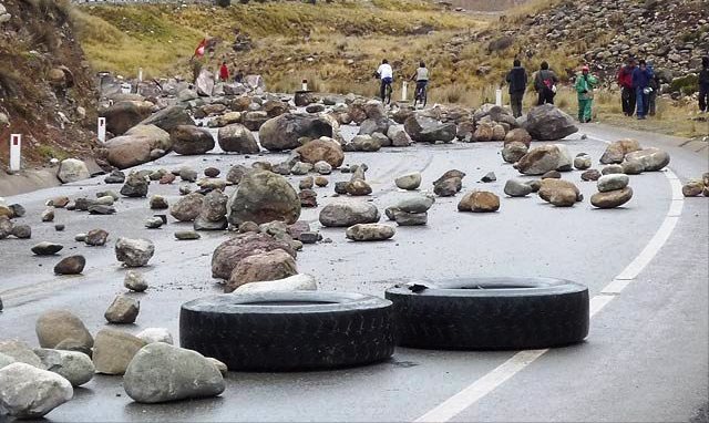 Pobladores de Curhuas bloquean carretera en protesta por los abusos de la empresa de transporte