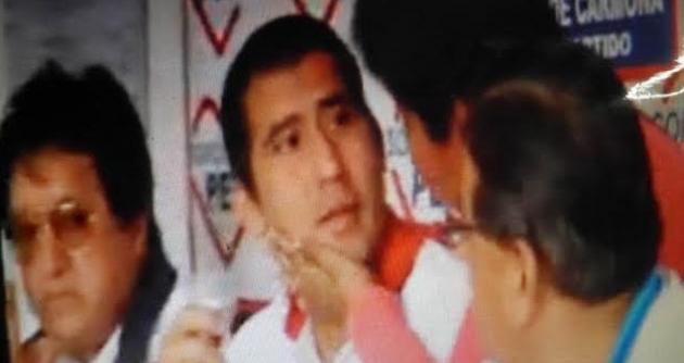 Osada mujer besó a candidato regional por Somos Perú en plena conferencia