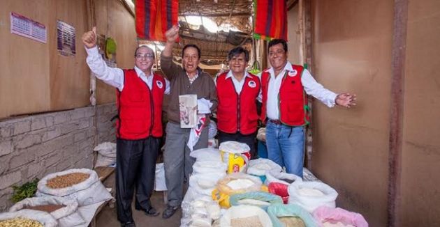 Lombardo Mautino dialoga con comerciantes de la región