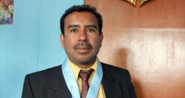 Denuncia a consejero César Zenosaín por cobros indebidos