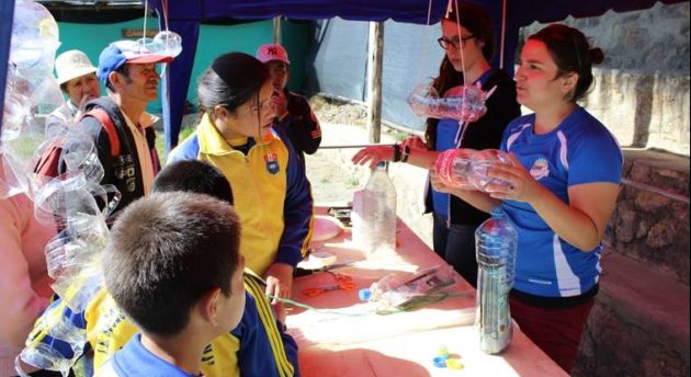 Enseñan a escolares a reutilizar residuos sólidos en centro ecológico Huánchac