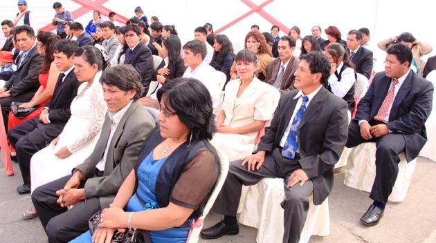 Más de 45 parejas formalizaron su unión conyugal en matrimonio civil masivo