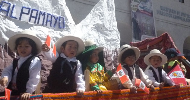 Pequeños rindieron homenaje a Huaraz en su aniversario