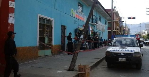 Poste de telefonía a punto de caer en plena avenida Raymondi