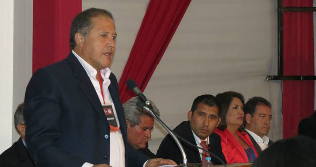 Arturo Torres ofrece crear Escuela de Directores y entrega de laptops a los maestros