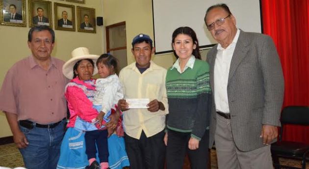 Huaylas: Niña con mal congénito recibe apoyo económico de la comuna provincial