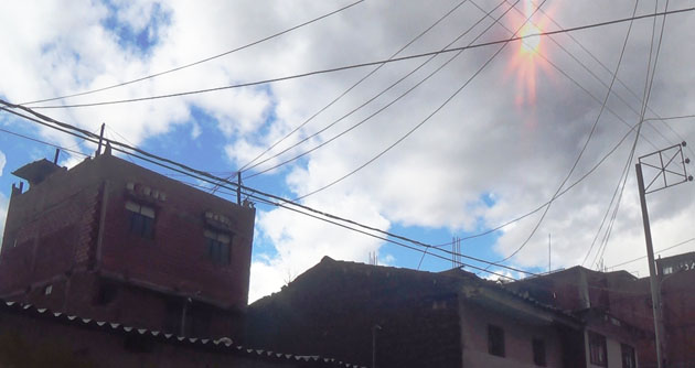 Pánico por chispa de cable eléctrico en medio de la lluvia en Bello Horizonte