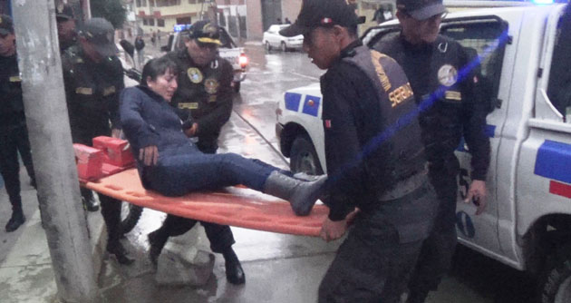 Mujer rueda por las escaleras y se lesiona la columna vertebral en sala de video