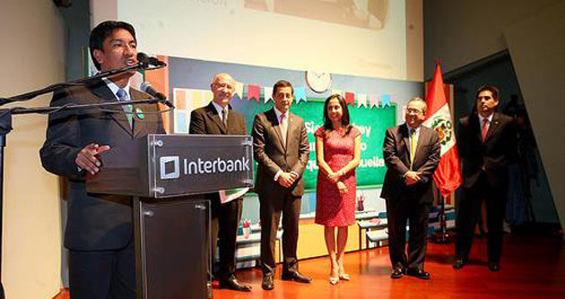 Premian a docente huaracino Juan Raúl Cadillo León ganador del concurso nacional "maestro que deja huella"