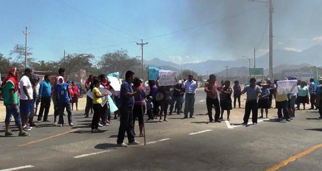 Pobladores bloquean vía de penetración a Huaraz en protesta por supuesto fraude electoral