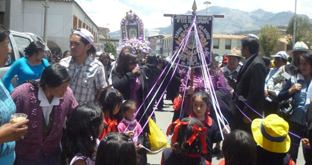 Fe y devoción en procesión del Señor de los Milagros por principales calles de Huaraz